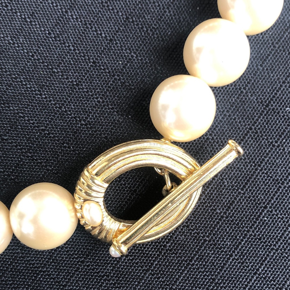 Elegant 17” Cream Jumbo Faux Pearl Necklace With Gold-Tone Toggle Clasp - Picture 4 of 6
